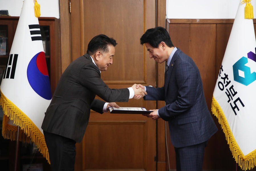 ▲ 김영배 제16대 충북연구원(CRI) 원장이 1일 김영환 충북도지사로부터 임명장을 수여받고 있다.ⓒ충북도