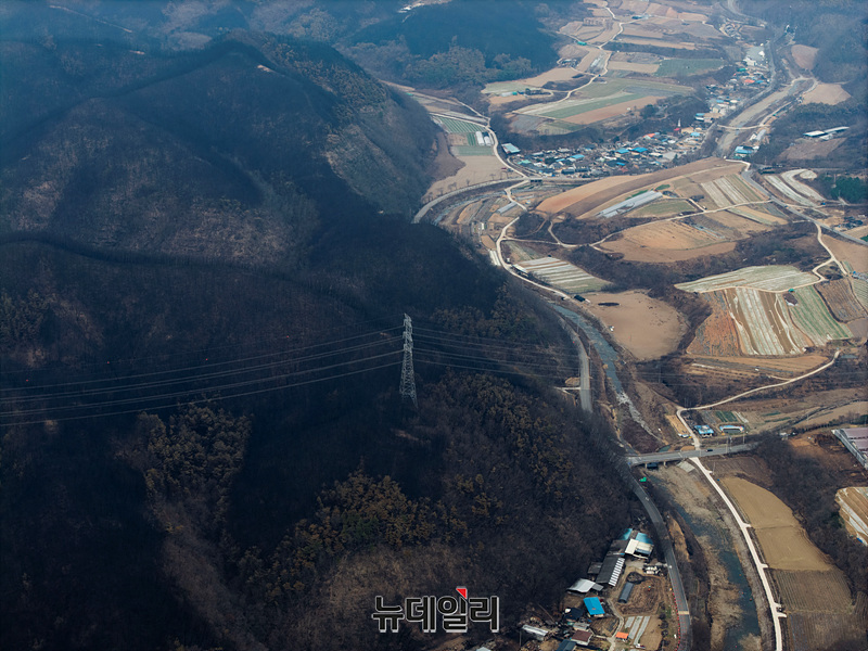 ▲ 경북 지역을 휩쓴 대형 산불이 149시간만에 완전히 진압된 지난 28일 오후 안동시 일대 숲이 불에 타 검게 변해 있다. ⓒ(경북 안동=서성진 기자)