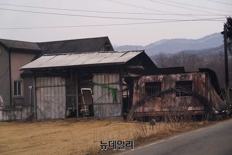 ▲ 산림청과 소방당국이 경북 지역을 휩쓴 대형 산불을 진압중인 가운데 지난 28일 경북 안동시 일직면 일대에 건물이 불에 타 전소돼 있다. ⓒ(경북 의성=서성진 기자)