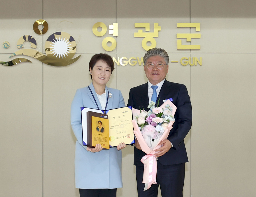 ▲ 민주당 이언주 최고의원 영광군 명예군민증 수여 ⓒ 영광군 제공