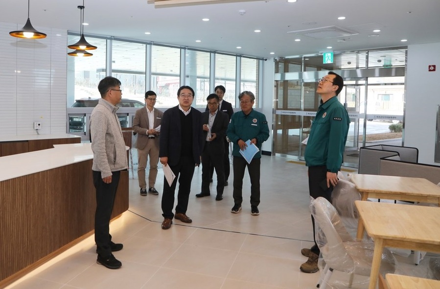 ▲ 황규철 옥천군수가 옥천군 대학타운형 도시재생 뉴딜사업의 일환으로 진행 중인 ‘다(多)가치동행센터’ 현장을 방문해 추진 현황을 점검하고 관계자들을 격려하고 있다.ⓒ옥천군