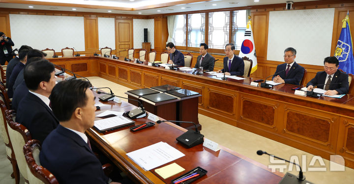 ▲ 한덕수 대통령 권한대행 국무총리가 2일 정부서울청사에서 열린 치안관계 장관회의를 주재하고 있다. ⓒ뉴시스