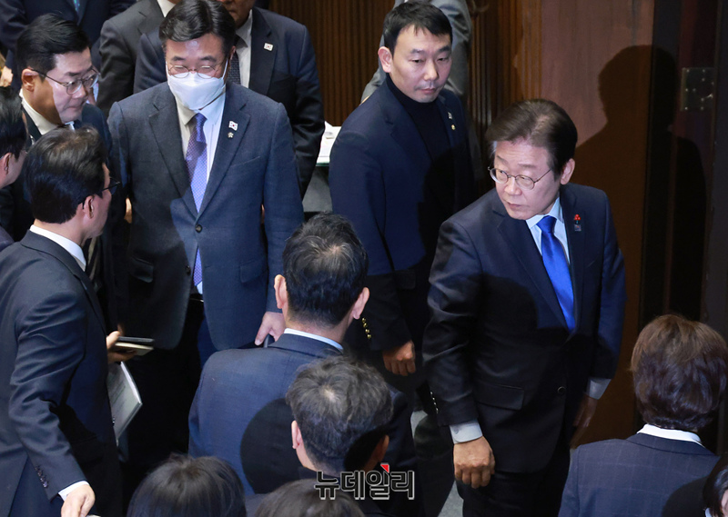 ▲ 이재명 더불어민주당 대표를 비롯한 지도부가 윤석열 대통령 탄핵소추안 재표결이 진행된 지난해 12월 14일 오후 국회의사당에서 본회의에서 탄핵소추안이 가결된 직후 본회의장을 나서고 있다. ⓒ이종현 기자