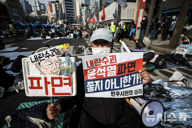 ▲ 2일 서울 종로구 안국역 인근에서 윤석열 대통령 파면을 촉구하는 24시간 철야 집회가 이어지고 있다. ⓒ뉴시스