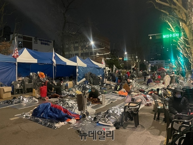 ▲ 2일 새벽 5시 안국역 5번 출구 인근 탄핵반대 철야집회 모습. 시민들이 자리를 지키고자 노숙하고 있다. ⓒ정경진 기자