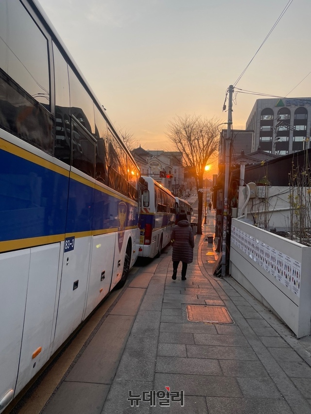 ▲ 2일 재동초등학교에서 안국역으로 가는 길. 경찰차벽으로 둘러싸인 거리 위로 해가 떠오르고 있다. ⓒ정경진 기자