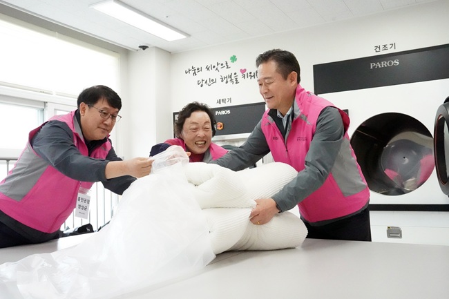▲ 강원도 홍천군 공무원들이 2일 군민들과 소통하기 위해 '빨래방 삶의 현장' 체험을 했다. 이날에는 신영재 군수를 포함해 홍천군 직원 10여 명이 참석해 빨래방에서 세탁물 수거부터 배달까지 빨래방 업무 전반에 힘을 보탰다. 홍천군은 매월 1회 이상 복지, 농업, 환경 분야 등 다양한 분야의 체험을 통해 다양한 군민의 목소리를 청취할 계획이다. ⓒ홍천군청