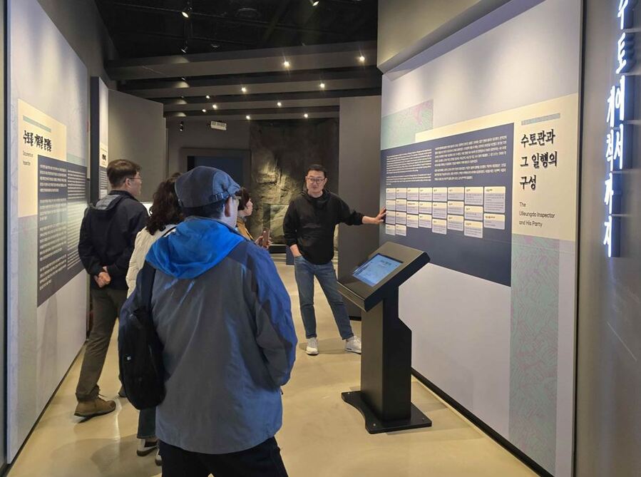 ▲ 김경도 독도박물관 전문해설사가 2025년 독도아카데미 첫 기수 교육생들에게 독도 이론교육을 실시하고 있다.ⓒ독도박물관