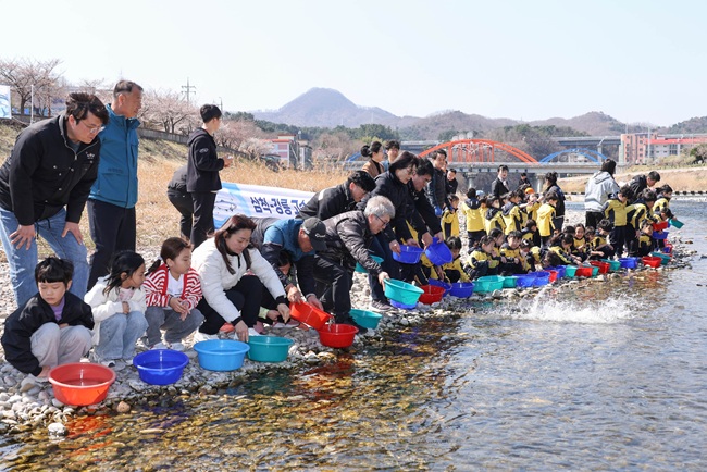 ▲ 박상수 삼척시장이 2일 오전 가람영화관 뒤편 하천부지에서 진행한 '2025년 어린연어 방류행사'에 참석했다. 이날 행사에는 어촌계원, 초등학교 학생, 유치원생 등 100여명의 시민들이 참여해 삼척~강릉 고속화 철도 예비타당성조사 통과를 기원하는 마음을 담아 10만 마리를 방류했다. ⓒ삼척시청