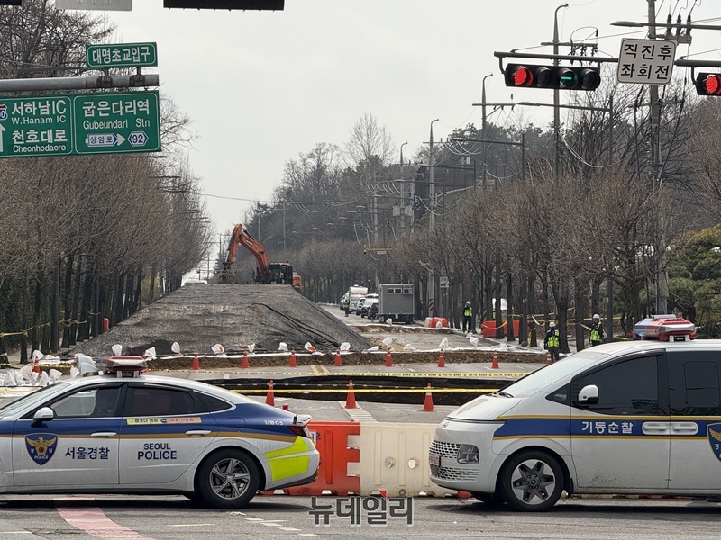 ▲ 지난달 27일 오후 서울 강동구 명일동 대형 싱크홀 사고 현장에 경찰차 여러 대가 배치돼 있다. ⓒ정혜영 기자