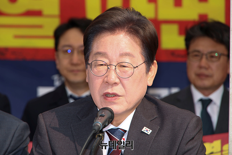 ▲ 이재명 더불어민주당 대표가 2일 오전 서울 광화문 천막당사에서 열린 최고위원회의에서 모두발언을 하고 있다. ⓒ서성진 기자