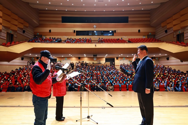 ▲ 태백시가 2일 오후 태백문화예술회관 대공연장에서 '2025년 노인일자리 및 사회활동지원사업' 발대식을 개최했다. 이날 행사에는 노인일자리 참여자 500여 명과 이상호 태백시장, 고재창 태백시의회 의장, 이진수 태백시노인회 회장을 비롯한 주요 내빈들이 참석했다. ⓒ태백시청