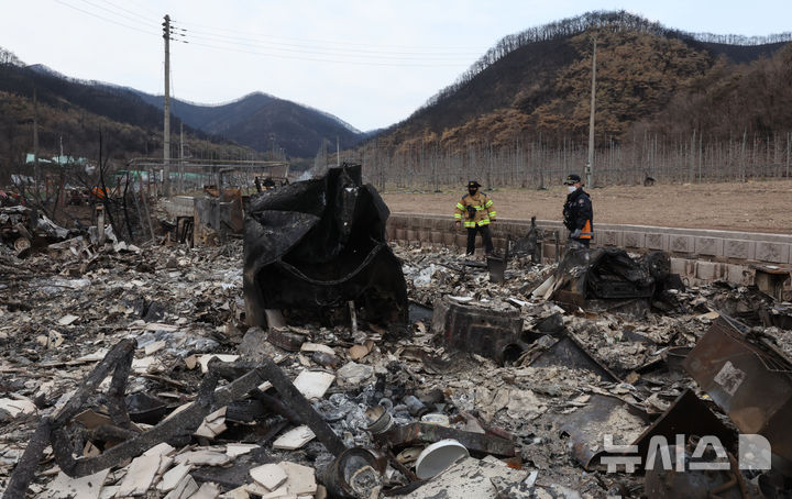 ▲ 소방대원들이 지난달 29일 오후 경북 의성군 사촌리 산불 피해 마을에서 잔해를 수색하고 있다. ⓒ뉴시스