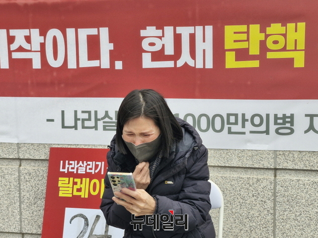 ▲ 윤경숙 나라살리기 천만의병단장은 2일 오후 헌법재판소 앞에서 지난 24일 간의 단식, 25일간의 노숙 투쟁을 마무리하며 성명을 발표하고 있다. ⓒ조문정 기자