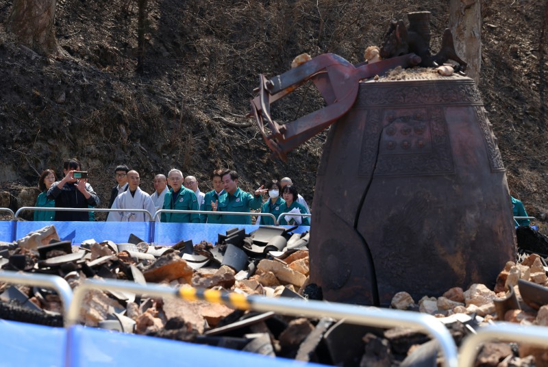 ▲ 유인촌 문화체육관광부 장관이 2일 경북 의성군 고운사를 찾아 산불 피해 현장을 살펴보고 있다.ⓒ문체부