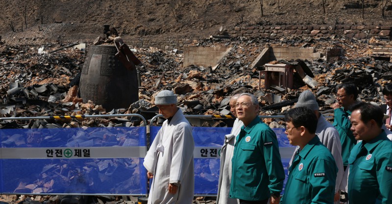▲ 유인촌 문화체육관광부 장관이 2일 경북 의성군 고운사를 찾아 산불 피해 현장을 살펴보고 있다.ⓒ문체부
