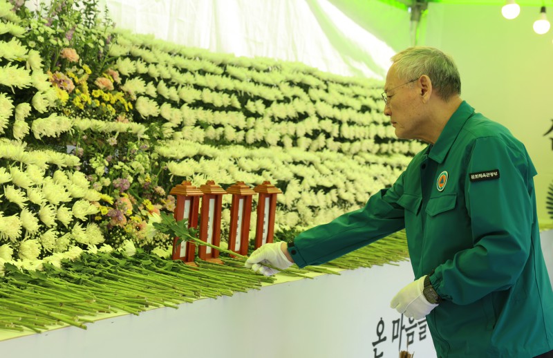 ▲ 유인촌 문화체육관광부 장관이 2일 경북 안동시 중앙선1942안동역 광장에 마련된 안동지역 산불 피해 희생자 합동분향소에서 헌화하고 있다.ⓒ문체부