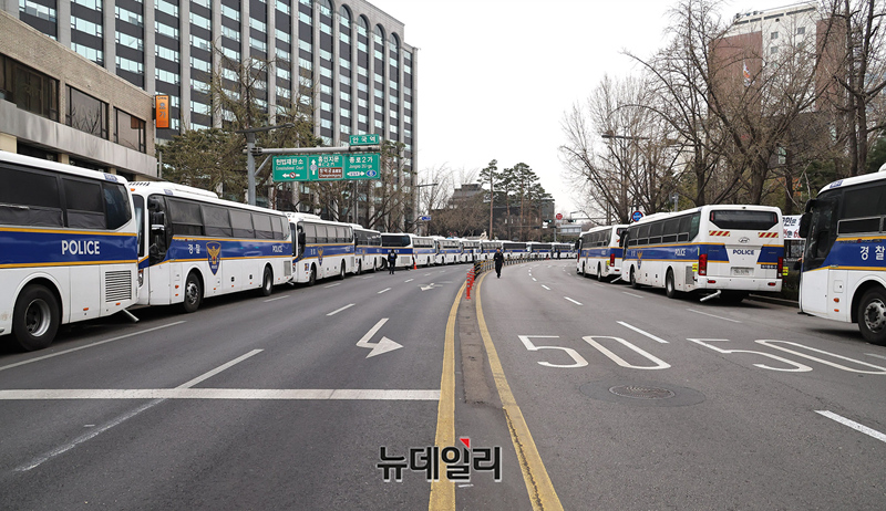 ▲ 헌법재판소의 윤석열 대통령 탄핵심판 선고를 앞둔 2일 오후 서울 종로구 안국역사거리 일대가 경찰버스로 둘러싸여 있다. 경찰은 안국역 일부 출입구를 폐쇄하고, 안내판을 설치했다. 사거리 일대는 경찰벽과 경찰버스로 통행을 제한하고 있다. ⓒ정상윤 기자