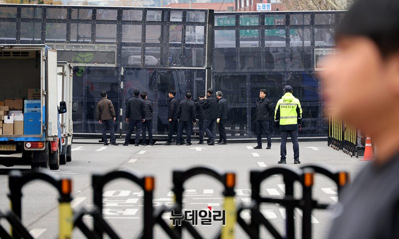 ▲ 헌법재판소의 윤석열 대통령 탄핵심판 선고를 앞둔 2일 오후 서울 종로구 안국역사거리 일대가 경찰버스로 둘러싸여 있다. 경찰은 안국역 일부 출입구를 폐쇄하고, 안내판을 설치했다. 사거리 일대는 경찰벽과 경찰버스로 통행을 제한하고 있다. ⓒ정상윤 기자