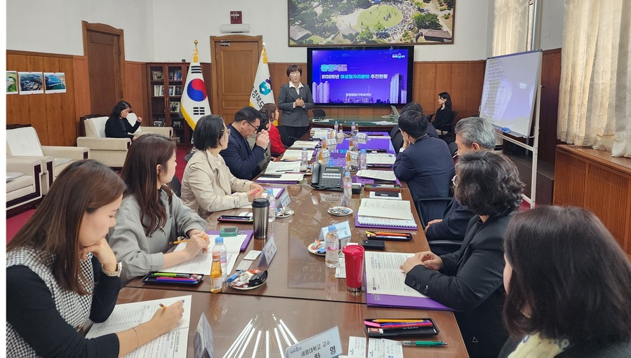 ▲ 충북도는 2일 도청 여는마당에서 ‘2025년 충북여성고용대책위원회’를 개최하고 ‘여성일자리의 봄이 피어나는 충북도’를 만들기 위한 다양한 논의를 했다.ⓒ충북도