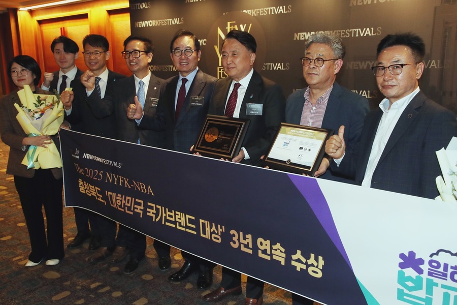 ▲ 충북도는 2일 서울에서 열린 ‘2025 뉴욕페스티벌 대한민국 국가브랜드 대상(The 2025 NYF K-NBA)’ 시상식에서 충북도 ‘일하는 밥퍼’ 사업이 도시브랜드 복지정책 부문을 수상하는 쾌거를 이뤘다.ⓒ충북도