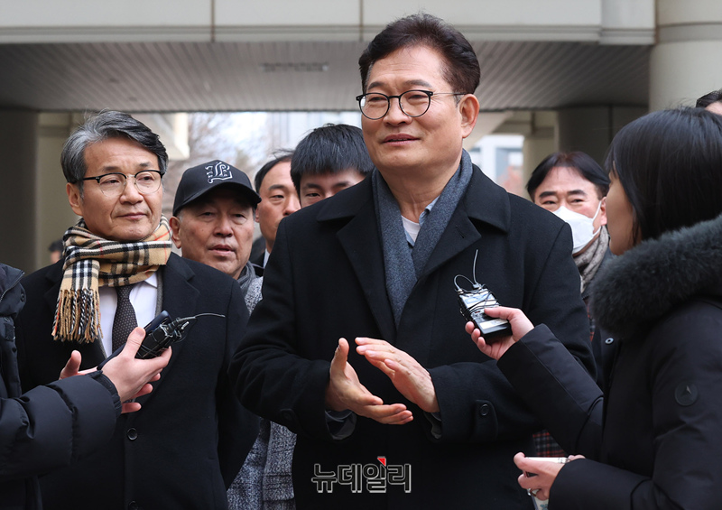 ▲ 더불어민주당 전당대회 돈봉투 의혹 등으로 재판에 넘겨진 송영길 소나무당 대표(전 더불어민주당 대표)가 1월 8일 오후 서울 서초구 서울중앙지법에서 열린 1심 선고공판에 지지자들과 함께 입장하고 있다. ⓒ정상윤 기자