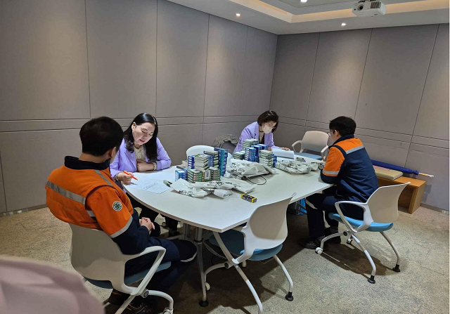 ▲ 금연프로그램에 참여한 한 직원이 금연 상담사의 설명을 듣고 있다.ⓒ포스코