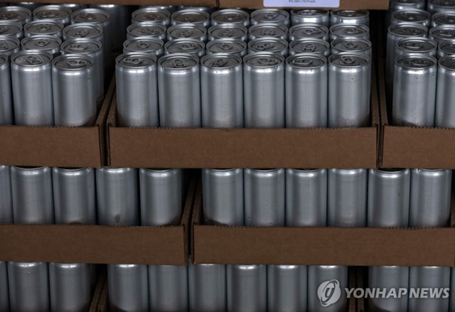 ▲ 미국 창고에 쌓인 맥주캔. AFP 연합뉴스 자료사진. ⓒ연합뉴스
