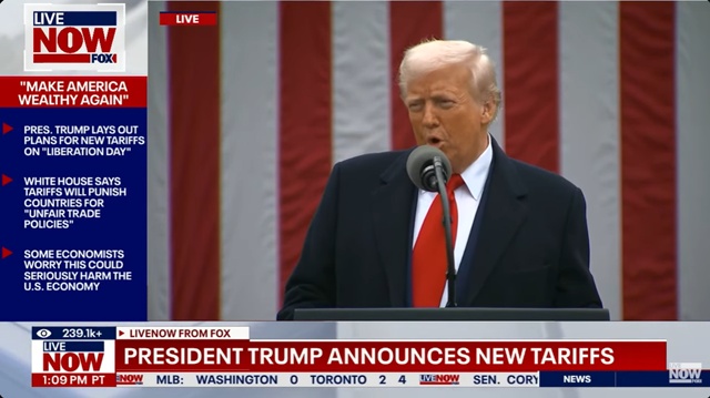 ▲ 도널드 트럼프 미국 대통령이 백악관에서 보편관세 발표 연설을 하고 있다. 250402 폭스뉴스 중계 갈무리. ⓒFOX