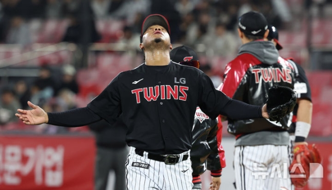 ▲ LG의 연승 행진이 멈췄다. LG는 kt를 상대로 8연승에 실패했다. 1회 말 8실점을 한 LG 선발투수 에르난데스가 교체되고 있다.ⓒ뉴시스 제공