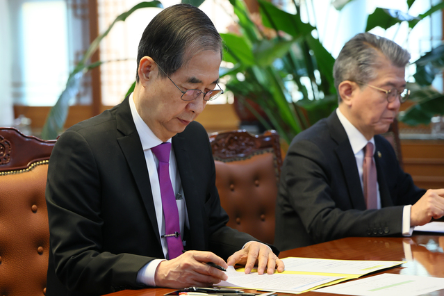 ▲ 한덕수 대통령 권한대행 국무총리가 3일 정부서울청사에서 긴급 경제안보전략 TF 회의를 주재하고 있다. ⓒ총리실 제공