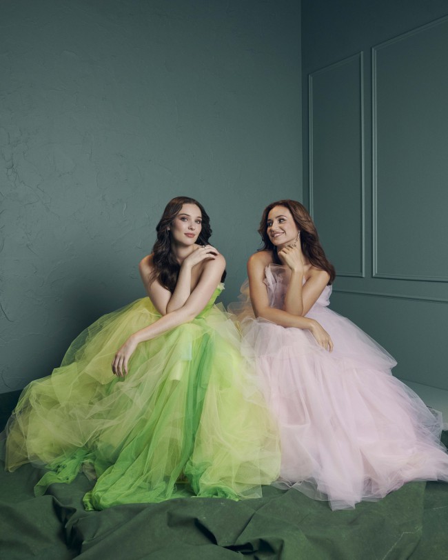 ▲ '엘파바' 역의 셰리든 아담스(왼쪽)와 '글린다' 역의 코트니 몬스마.ⓒ에스앤코