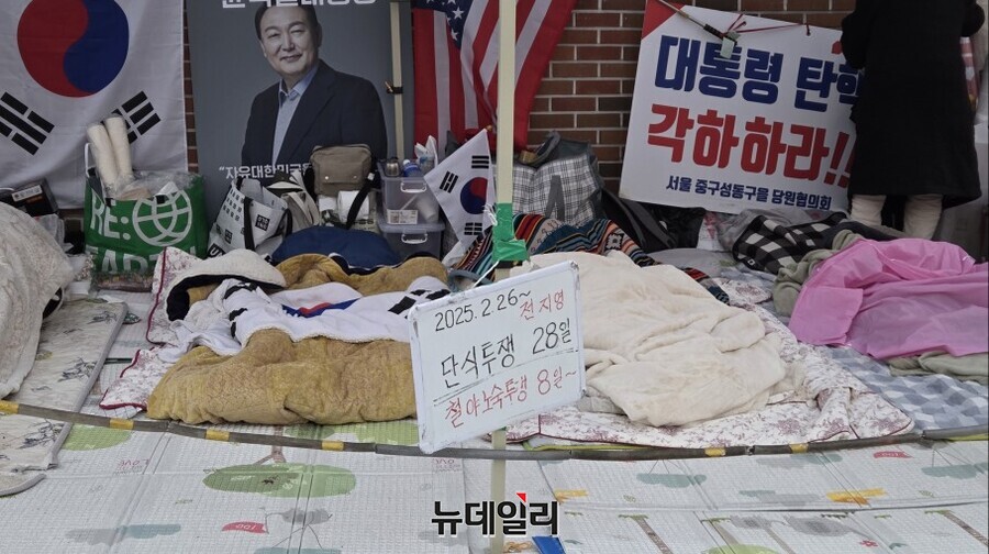 ▲ 28일간 단식 투쟁을 이어오다 주변의 만류로 중단한 전지영씨가 안국역 인근으로 자리를 옮겨 철야 노숙 농성을 이어가고 있다. ⓒ박서아 기자