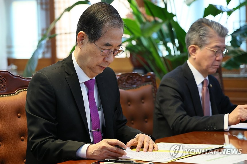 ▲ 한덕수 대통령 권한대행 국무총리가 3일 서울 종로구 정부서울청사 집무실에서 상호관세 대응 긴급 경제안보전략TF회의를 주재하고 있다.ⓒ연합뉴스