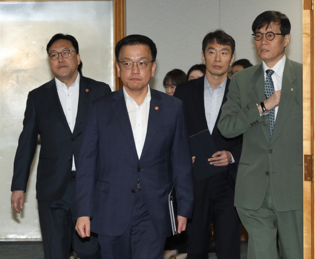 ▲ 3일 서울 중구 은행회관에서 열린 '거시경제·금융현안간담회'에서 최상목 경제부총리 겸 기획재정부 장관이 참석자들과 간담회장으로 들어서고 있다. 왼쪽부터 김병환 금융위원장, 최상목 부총리, 이복현 금융감독원장, 이창용 한국은행 총재. ⓒ연합뉴스