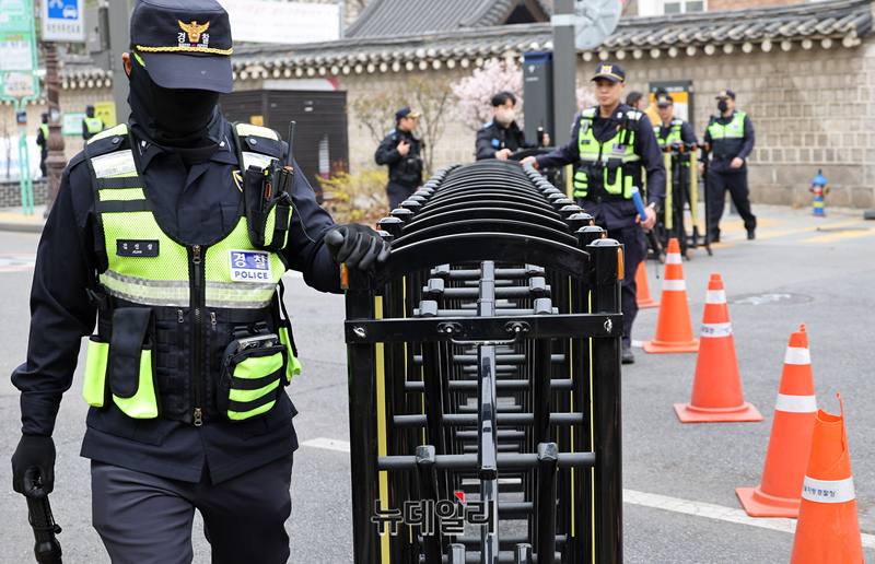 ▲ 헌법재판소의 윤석열 대통령 탄핵심판 선고를 앞둔 지난 2일 오후 서울 종로구 안국역사거리 일대가 경찰버스로 둘러싸여 있다. 경찰은 안국역 일부 출입구를 폐쇄하고, 안내판을 설치했다. 사거리 일대는 경찰벽과 경찰버스로 통행을 제한하고 있다. ⓒ정상윤 기자
