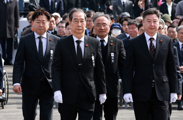 ▲ 한덕수 대통령 권한대행 국무총리가 3일 제주특별자치도 4·3 평화공원에서 열린 '77주년 4·3 희생자 추념식'에 참석하고 있다. 왼쪽은 오영훈 제주도지사. (대통령실통신사진기자단) 2025.04.03. ⓒ뉴시스