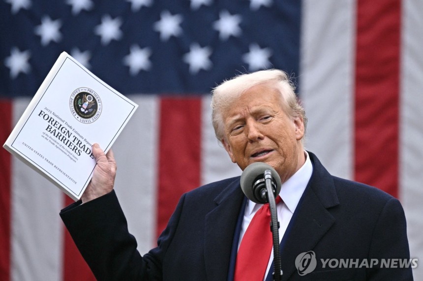 ▲ 국가별 무역장벽보고서 손에 든 도널드 트럼프 미국 대통령. ⓒ연합뉴스.