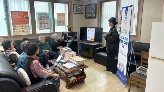 ▲ 수원시 우만2동의 한 경로당에서 키오스크 사용법 등 교육이 진행되고 있다. ⓒ수원시 제공