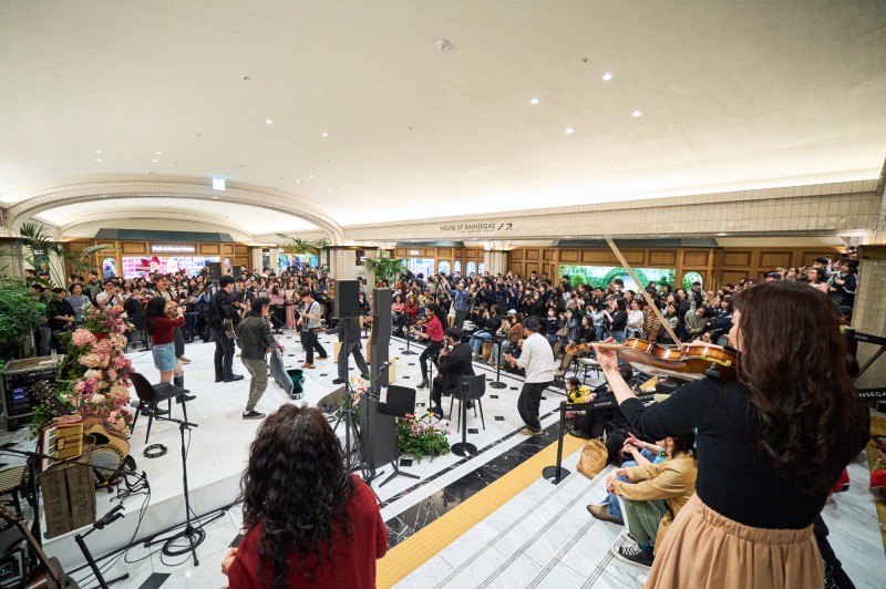 ▲ 지난 3월 24일 신세계 백화점 강남점 스위트가든에서 진행된 뮤지컬 '원스' 버스킹 공연.ⓒ신시컴퍼니