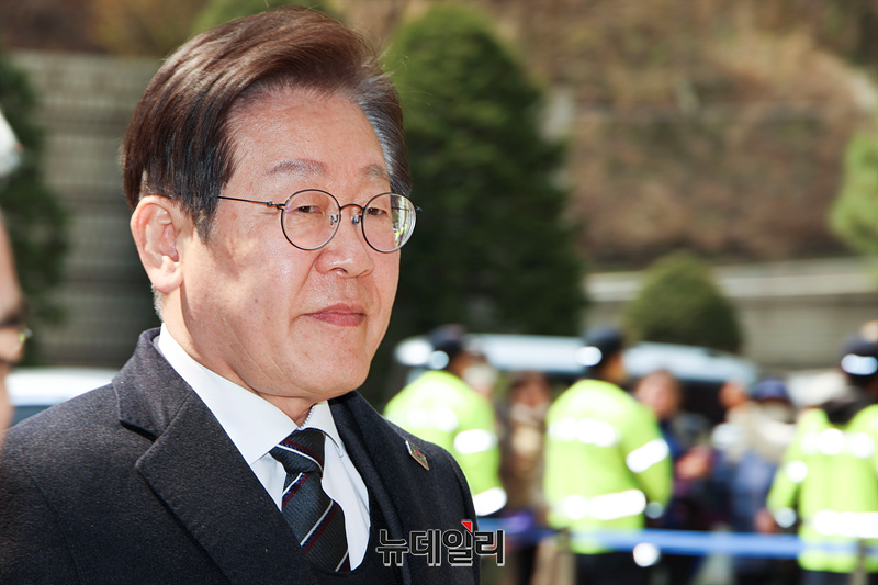 ▲ 이재명 더불어민주당 대표가 1일 오후 서울 서초구 서울중앙지법에서 열린 위증교사 혐의 2심 공판에 출석하고 있다. ⓒ서성진 기자