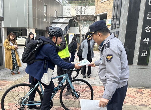 ▲ 세종남부경찰서 아름지구대가 3일 오전 아름중학교 정문에서 자전거 절도 예방 캠페인을 하고 있다.ⓒ세종남부경찰서