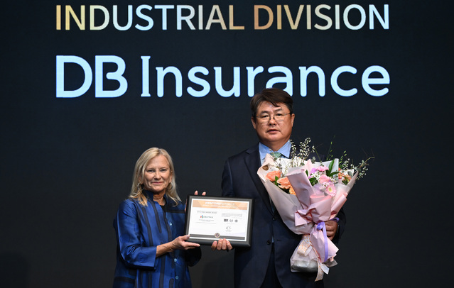 ▲ 지난 2일 서울 롯데호텔에서 열린 '2025 대한민국 국가브랜드대상'에서 DB손해보험 정종표 사장(오른쪽)이 손해보험 부문 1위를 수상하고 기념촬영을 하고 있다.ⓒDB손해보험