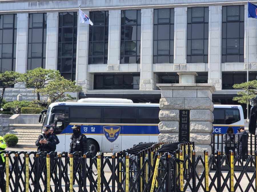 ▲ 윤석열 대통령 탄핵심판 선고일을 하루 앞둔 3일 헌법재판소 앞에 경찰버스와 바리케이드가 배치돼 있다. ⓒ김상진 기자