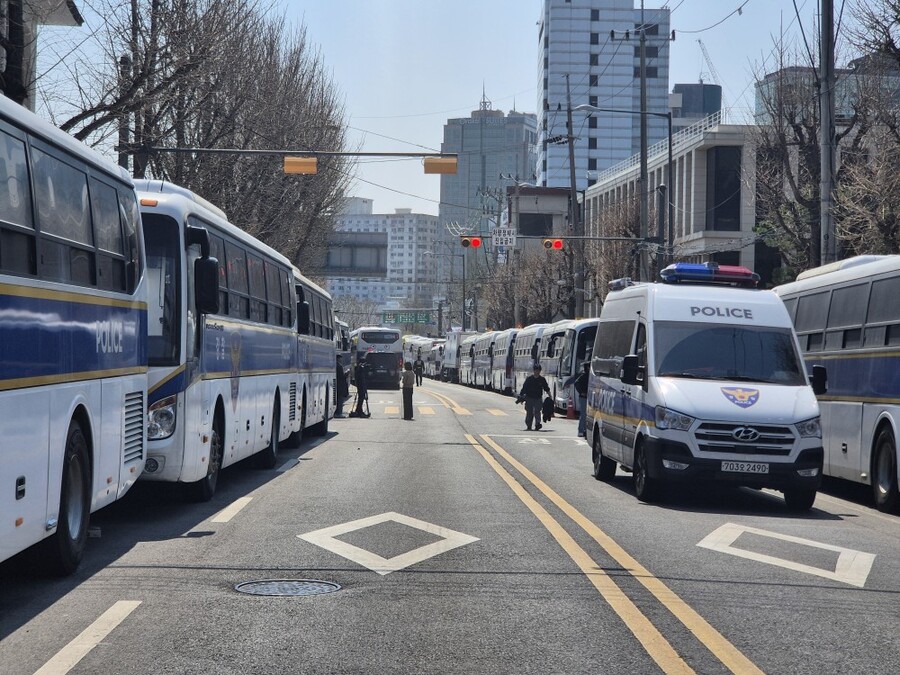 ▲ 윤석열 대통령 탄핵심판 선고일을 하루 앞둔 3일 경찰버스가 헌법재판소 정문 앞 도로 양옆에 줄지어 주차돼있다. ⓒ김상진 기자