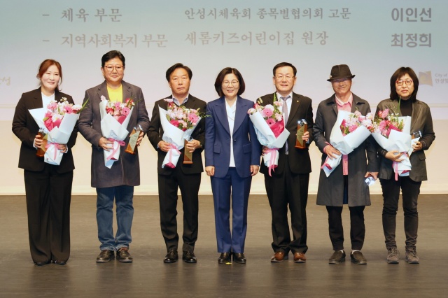 ▲ 제34회 안성시 문화상 수상자들이 김보라 안성시장과 기념촬영을 하고 있다ⓒ안성시 제공