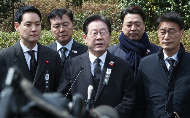 ▲ 이재명 더불어민주당 대표가 3일 오전 제주시 봉개동 제주4·3평화공원에서 열린 제77주년 제주4·3 추념식 참배 후 취재진의 질문에 답변하고 있다.ⓒ뉴시스