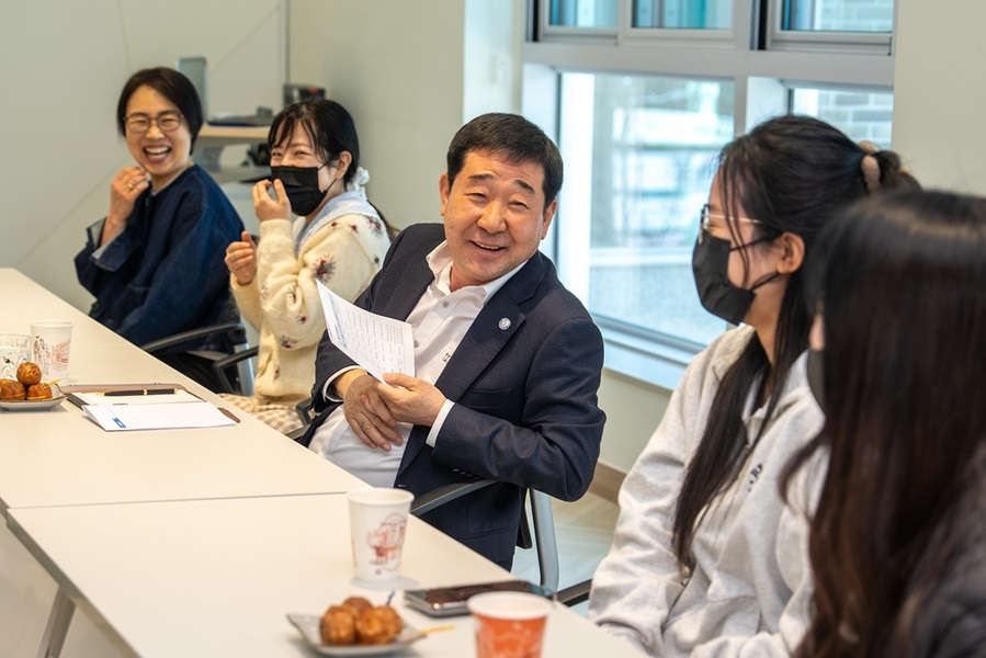 ▲ 이재영 군수가 결혼이주여성들과의 간담회에서 직접 소통하며 다문화가정이 겪는 현실적인 어려움에 대한 이야기를 나누고 있다.ⓒ증평군