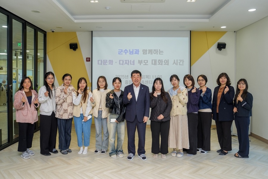 ▲ 이재영 증평군수가 결혼이주여성들과 '함께하는 대화의 장'을 개최한 뒤 참석자들과 기념촬영을 하고 있다.ⓒ증평군