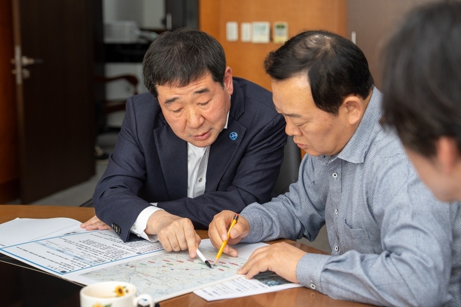 ▲ 3일 국가철도공단을 방문한 이재영 증평군수(왼쪽)가 임종일 부이사장과 지역 철도 현안을 논의하고 있다.ⓒ증평군